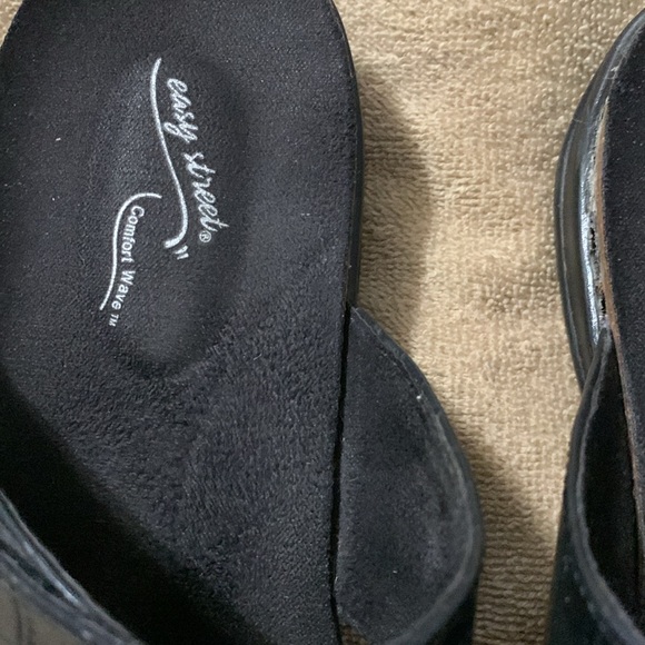 Easy Street Women’s Sandals. 10 - Picture 2 of 5
